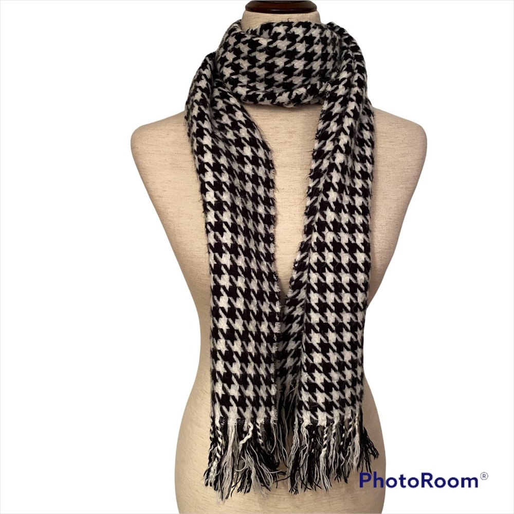 SCARF SCOTLAND CASHMERE BLACK WHITE HOUNDSTOOTH LONG FRINGE ACCESSORY MUFFLER